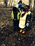 Lapsed teavad, et metsas peab pidevalt enda jalge ette vaatama, kuna muidu vÃµid juurikate otsa komistada.