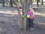 Stella-Marii oma puud kallistamas.